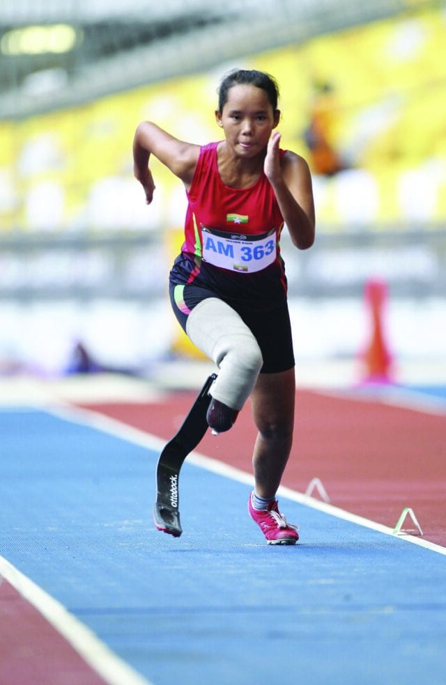 Photo - KUALA LUMPUR, MALAYSIE 19 SEPTEMBRE 2017: Ensemble de prothèses de jambe. Des athlètes utilisent un mécanisme de prothèse de jambe à exosquelette moderne lors des 9èmes Jeux para-ASEAN 2017.