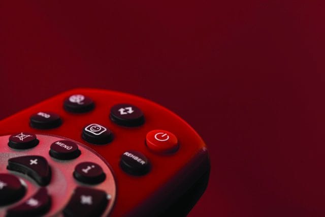 Photo représentant une télécommande de télévision.